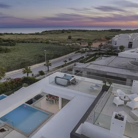 Coolhouses Algarve Lagos, Camilo
